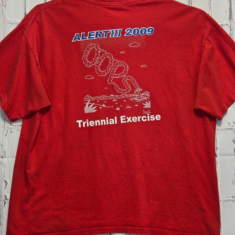 Vintage 2009 Eagle Airport Fly Vail Distressed Thrashed TShirt Men XL Red Gildan